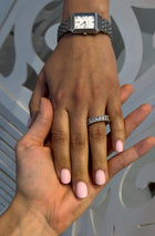 "UV Gel in a Bottle" ist eine spezielle Art von UV-Gel, das in einer Flasche geliefert wird und wie Nagellack mit einem Pinsel aufgetragen wird. Es kombiniert die Vorteile von herkömmlichem UV-Gel und Nagellack in einem praktischen Format. Nach dem Auftragen wird das Gel unter UV- oder LED-Licht ausgehärtet, wodurch es besonders langlebig und widerstandsfähig wird.