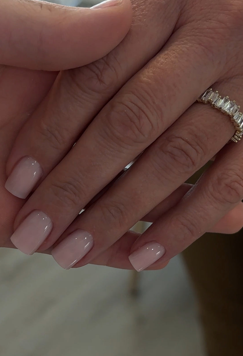 Maniküre und Pediküre shop für nageldesigner bietet Color Rubber Base Alisa Nails in a bottle 