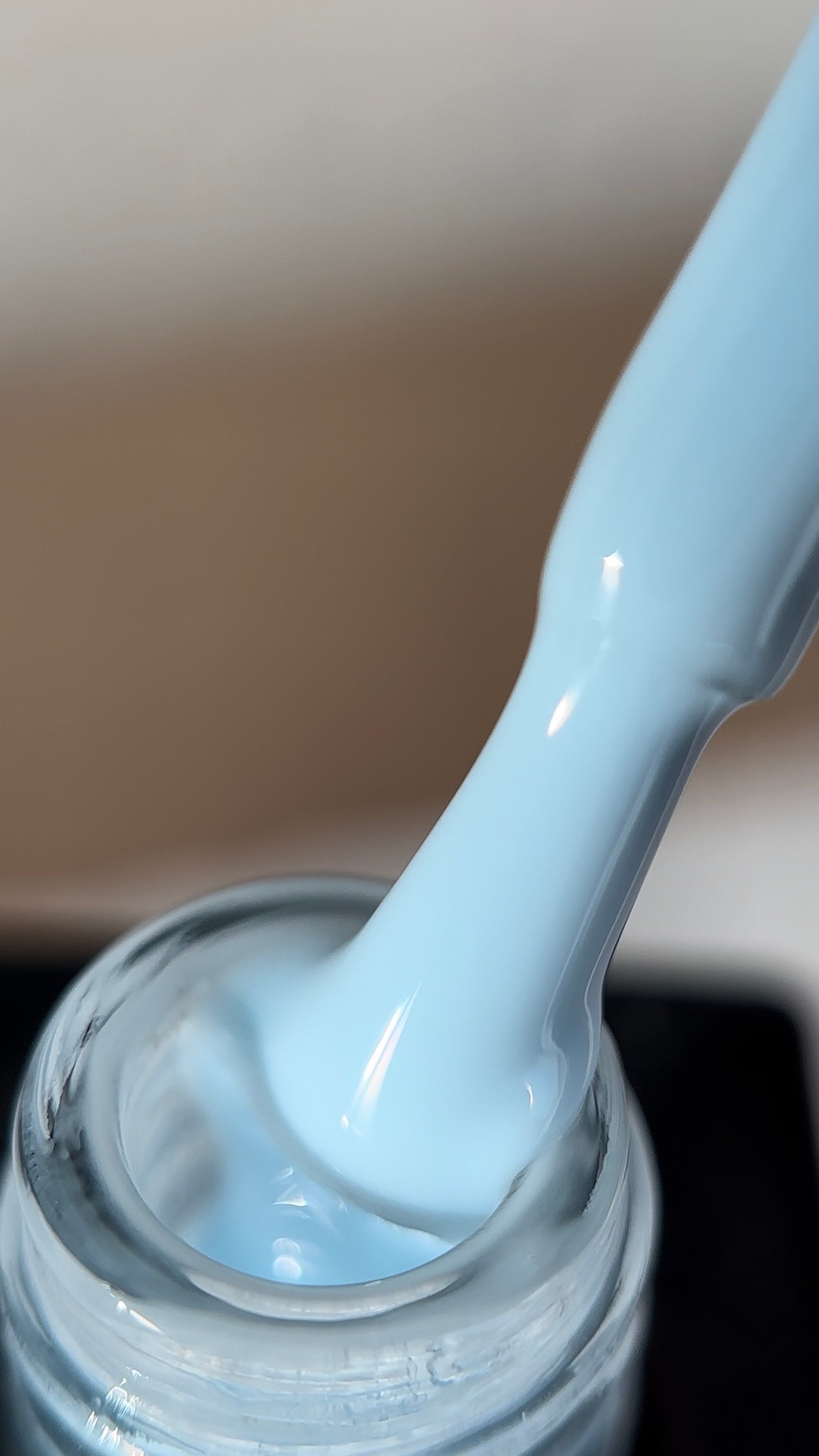 Eine UV-Base für Maniküre ist ein spezieller Unterlack, der unter UV- oder LED-Licht ausgehärtet wird. Sie dient als Grundlage für UV-Nagellack oder Gel und sorgt dafür, dass die nachfolgenden Schichten besser haften und die Manikuere laenger haelt