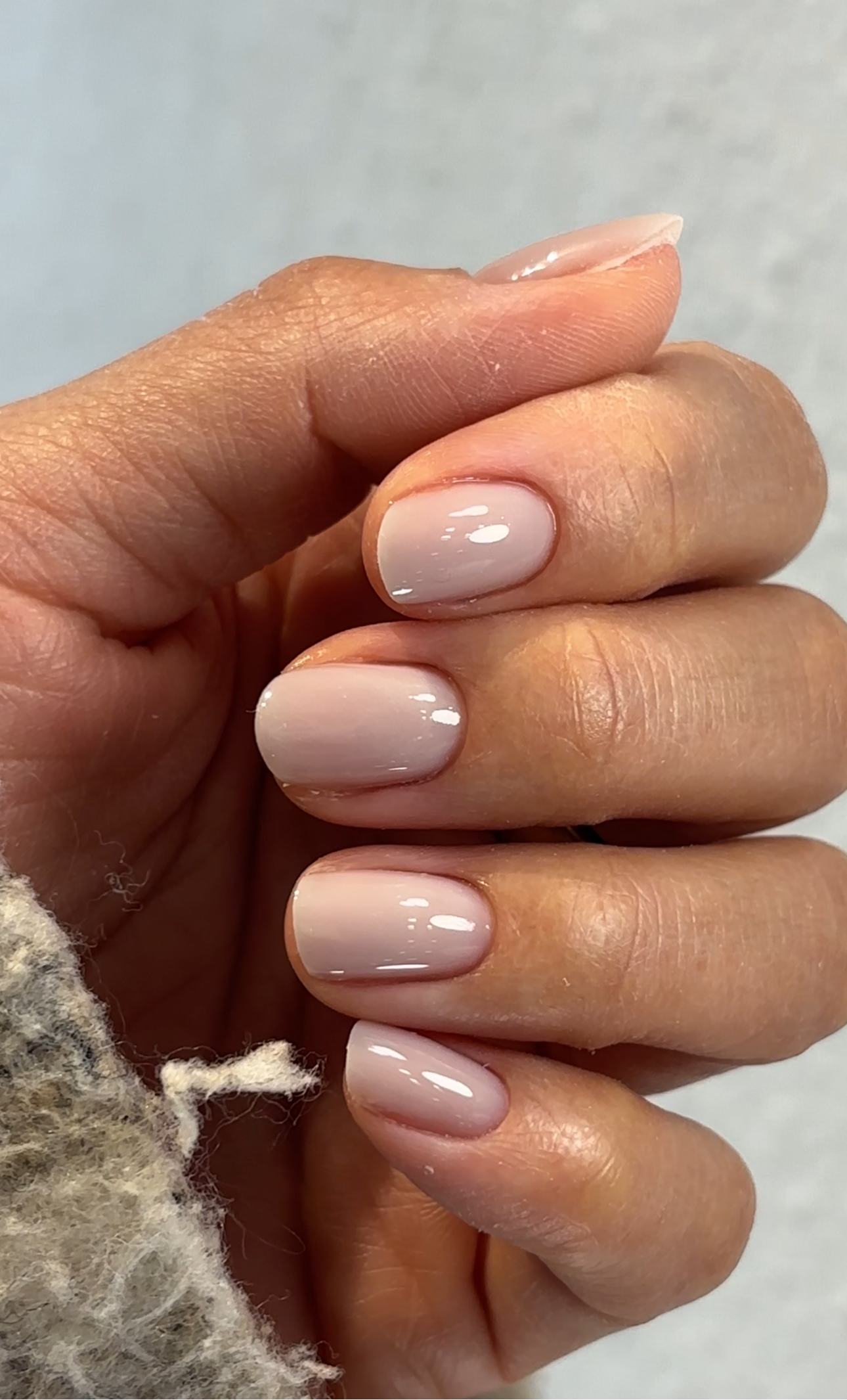 Entdecken Sie die BIAB Nagellack-Kollektion von Alisa Nails für langanhaltende, stabile und natürlich aussehende Nägel. Unser BIAB (Builder in a Bottle) Nagellack ist ideal für alle, die ihre Nägel stärken und gleichzeitig ein gepflegtes, glänzendes Finish genießen möchten. Die innovative Formel sorgt für Flexibilität und Widerstandsfähigkeit, sodass Brüche und Absplittern minimiert werden. Perfekt für Naturnägel und auch als Basis für Gel-Maniküren.