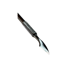 Unser hochwertiger Pusher für Maniküre ist das perfekte Werkzeug für präzises Arbeiten im Nagelstudio. Mit seiner ergonomischen Form und doppelseitigen Funktion ermöglicht er das sanfte Zurückschieben der Nagelhaut sowie das gründliche Reinigen der Nagelplatte. Aus rostfreiem Edelstahl gefertigt, ist er langlebig, leicht zu reinigen und steril zu halten. Ein Must-Have für professionelle Ergebnisse und zufriedene Kunden!