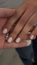 Uv-base Alisa Nails schützt auch den natürlichen Nagel vor Verfärbungen und Schäden durch die Farbschichten und ermöglicht eine glatte und gleichmäßige Anwendung der Farbe​ 