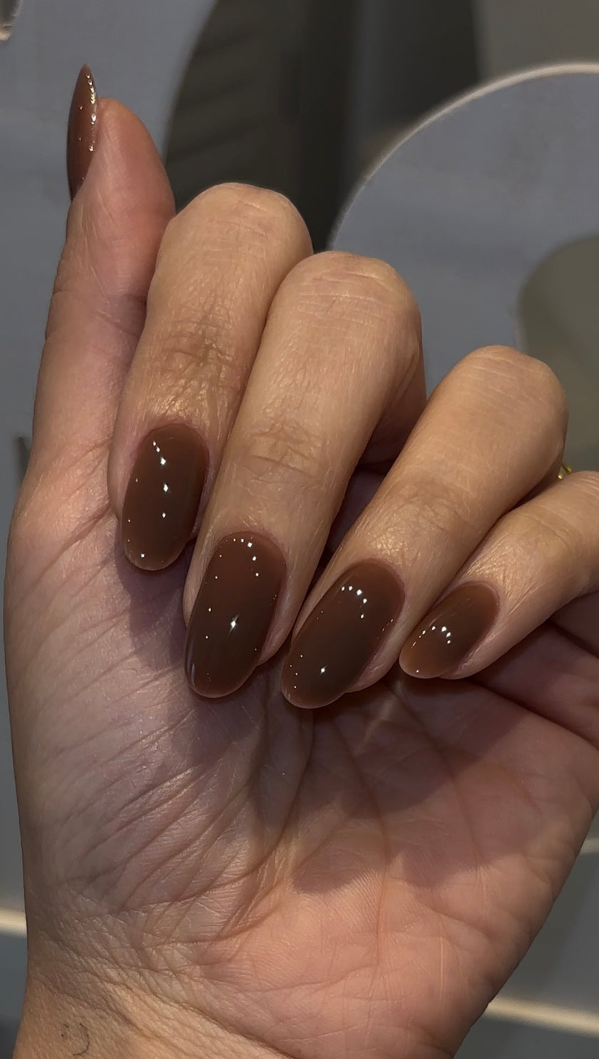 UV-Nagellack von Alisa Nails vereint brillante Farben mit langanhaltender Haltbarkeit. Dank seiner selbstglättenden Textur lässt er sich mühelos auftragen und sorgt für ein makelloses Finish ohne Streifen. Härtet schnell unter UV- oder LED-Licht aus und bietet bis zu 3 Wochen Halt ohne Absplittern. Perfekt für kreative Designs und ein gepflegtes Aussehen, das deine Kunden lieben werden