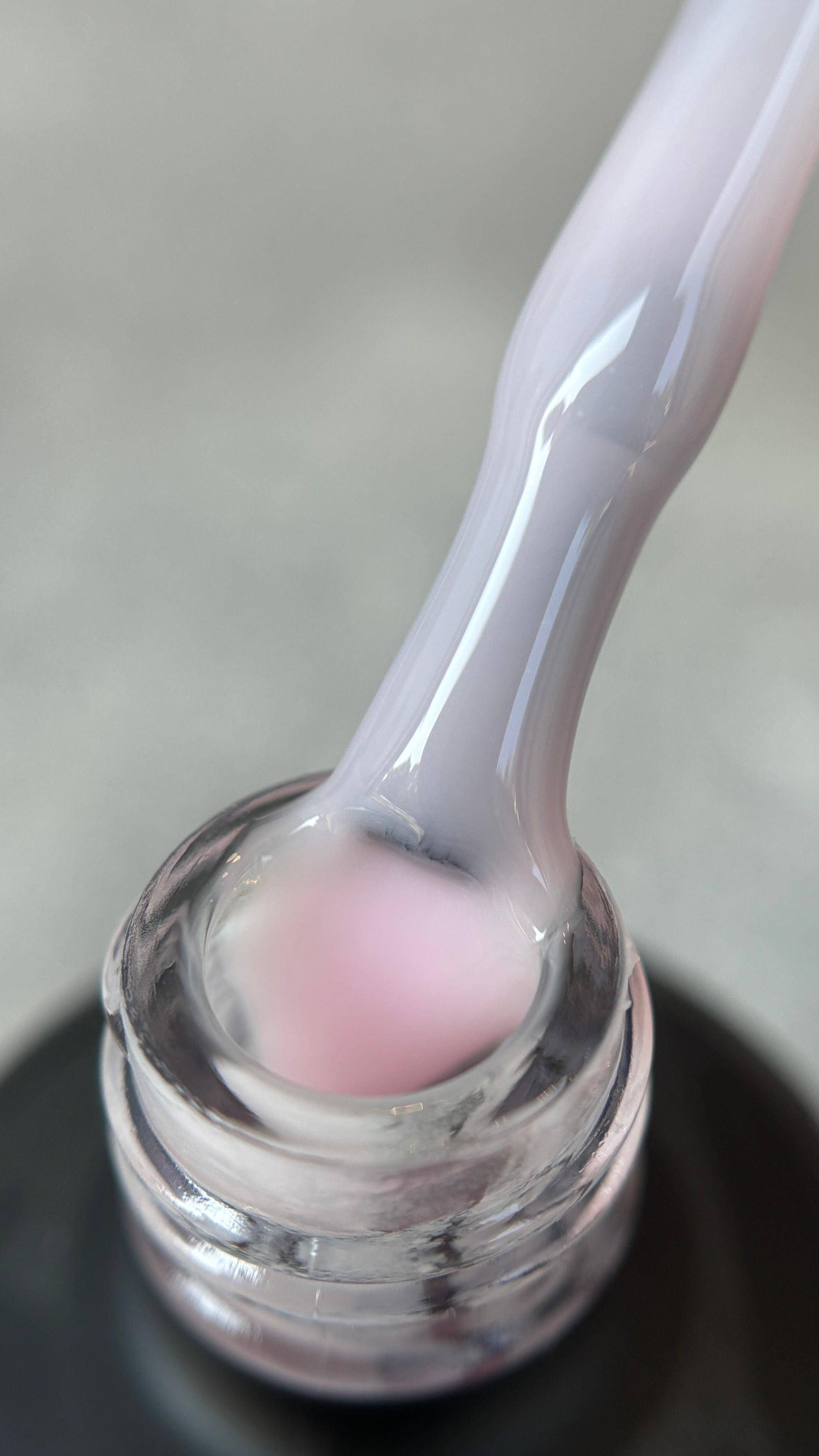 Das UV- Gel in a Bottle von Alisa Nails in Frankfurt bietet eine einfache und langanhaltende Lösung für perfekte Nägel. Mit seiner hochpigmentierten Formel sorgt es für intensive Farben und einen makellosen Glanz, der bis zu mehrere Wochen hält.st sich mühelos auftragen, verläuft nicht und härtet schnell unter UV- oder LED-Licht aus. Ideal für alle Nageltypen,