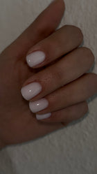  Farbige UV-Gele sind spezielle Gele für die Nagelmodellage, die unter UV- oder LED-Licht aushärten. Sie sind in einer Vielzahl von Farben erhältlich und werden verwendet, um den Nägeln eine langanhaltende, glänzende Farbe zu verleihen